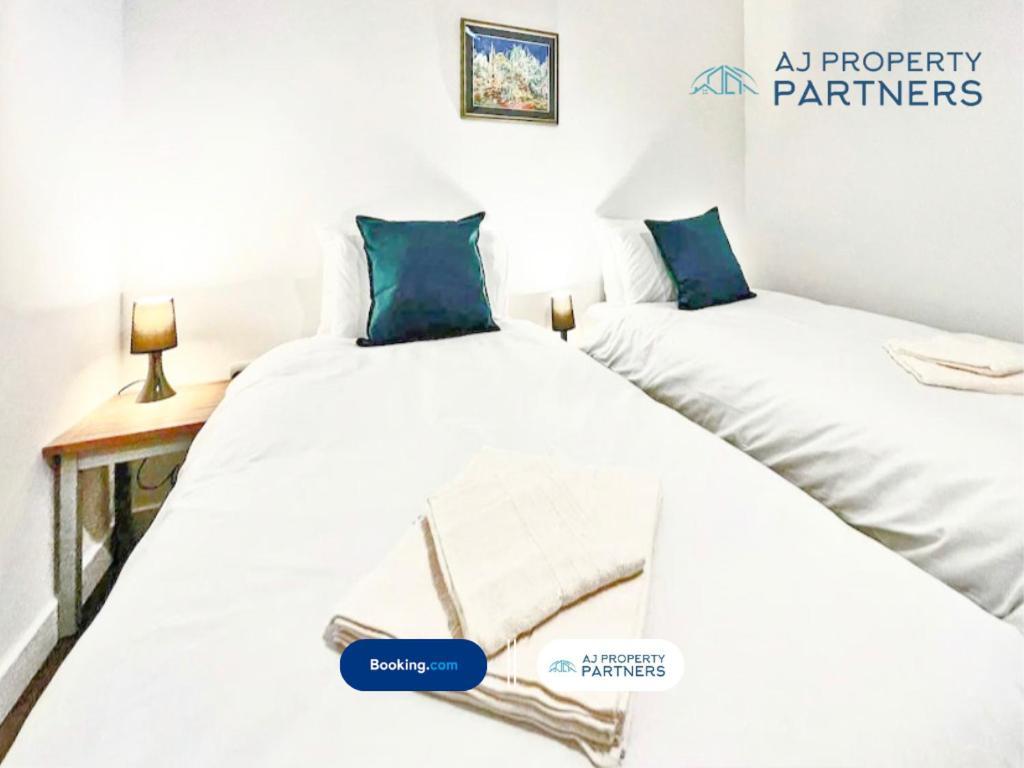 Premium Offer L Last-Minute Escape L Aj Properties L High Street Cheltenham L Parking L Ideal For Short Or Long Stays - Town Centre Apartment, 4 Beds, 1 Bathroom Zewnętrze zdjęcie