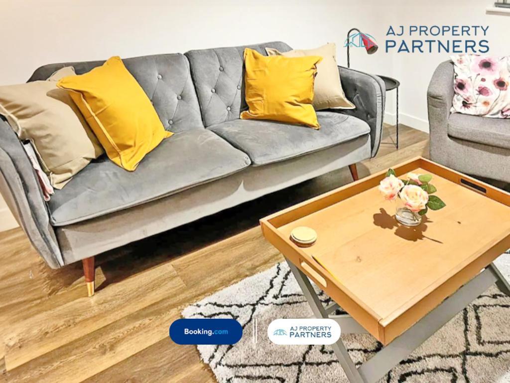 Premium Offer L Last-Minute Escape L Aj Properties L High Street Cheltenham L Parking L Ideal For Short Or Long Stays - Town Centre Apartment, 4 Beds, 1 Bathroom Zewnętrze zdjęcie