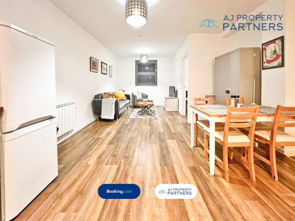 Premium Offer L Last-Minute Escape L Aj Properties L High Street Cheltenham L Parking L Ideal For Short Or Long Stays - Town Centre Apartment, 4 Beds, 1 Bathroom Zewnętrze zdjęcie