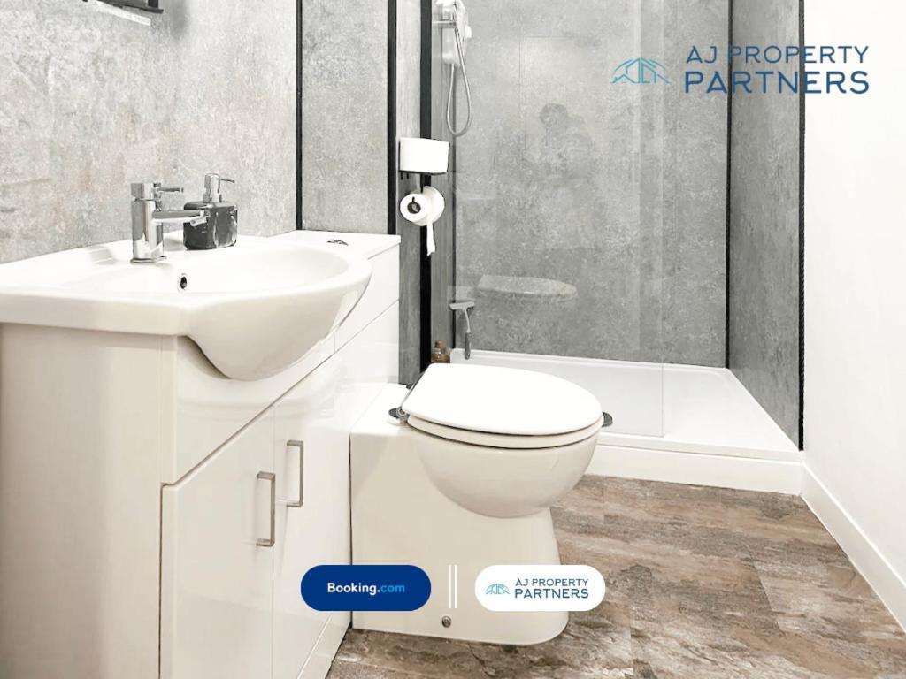 Premium Offer L Last-Minute Escape L Aj Properties L High Street Cheltenham L Parking L Ideal For Short Or Long Stays - Town Centre Apartment, 4 Beds, 1 Bathroom Zewnętrze zdjęcie