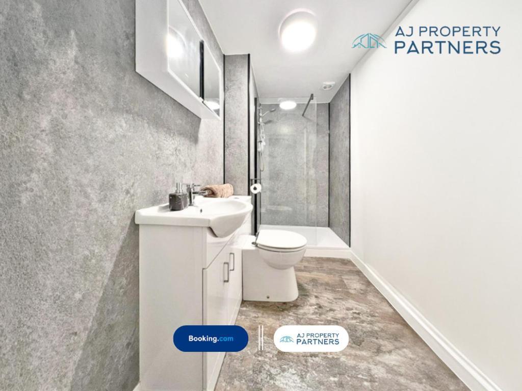 Premium Offer L Last-Minute Escape L Aj Properties L High Street Cheltenham L Parking L Ideal For Short Or Long Stays - Town Centre Apartment, 4 Beds, 1 Bathroom Zewnętrze zdjęcie